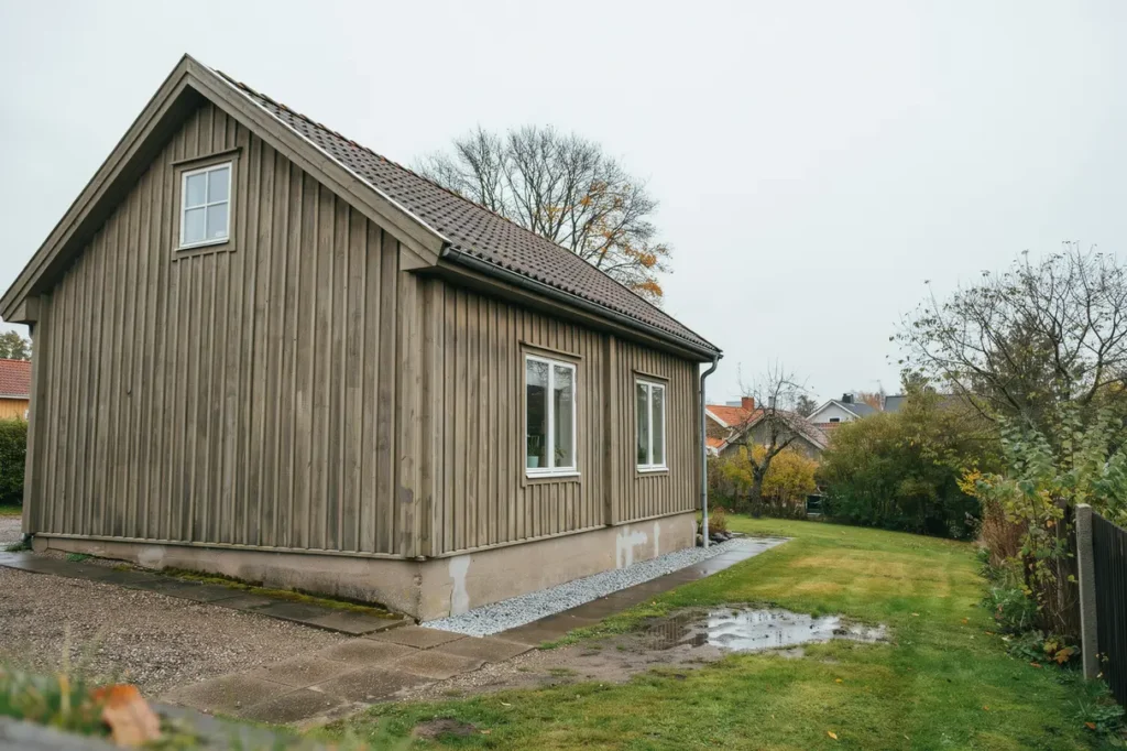 h jds tta tomten r tt s leder du bort regnvatten utan att skada grunden